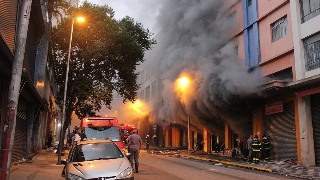 Incêndio atinge shopping na Rua 25 de Março