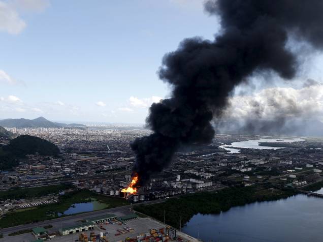 Incêndio de grandes proporções atinge tanques de combustível da empresa Ultracargo, na área industrial da Alemoa, em Santos (SP) - 02/04/2015