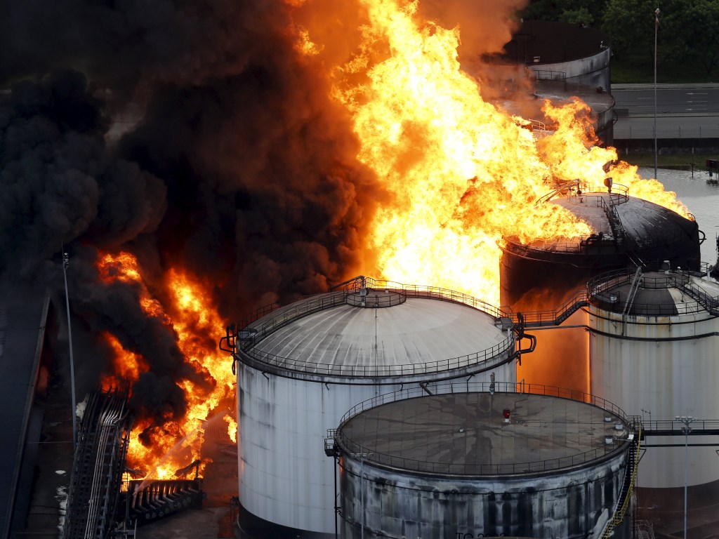 Incêndio de grandes proporções atinge tanques de combustível da empresa Ultracargo, na área industrial da Alemoa, em Santos, restringe acesso ao porto