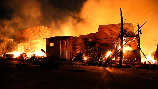 Incêndio em favela na Zona Sul de São Paulo foi controlado na madrugada de segunda