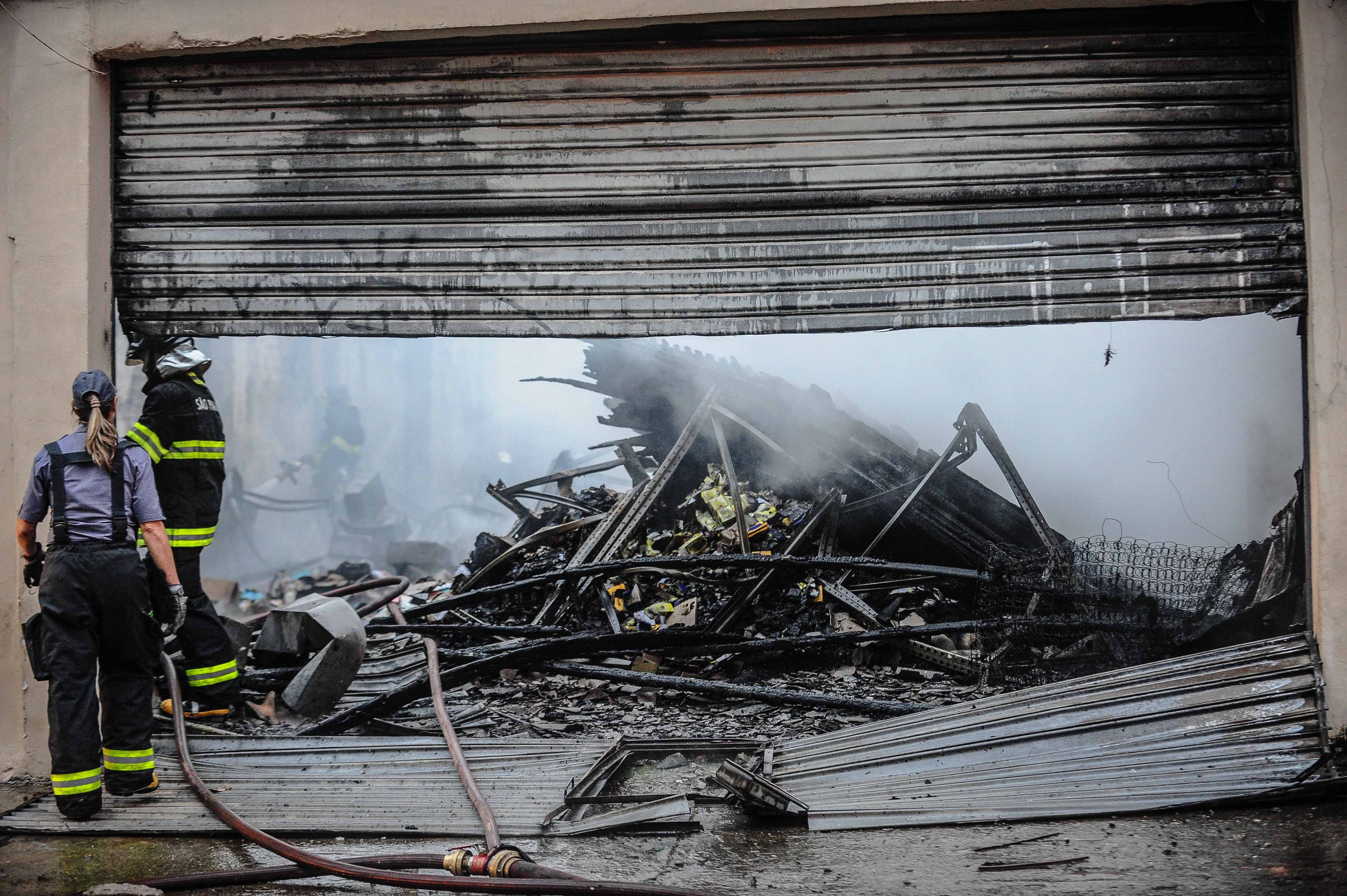 Incêndio atinge galpão no bairro de Santa Cecília, em SP