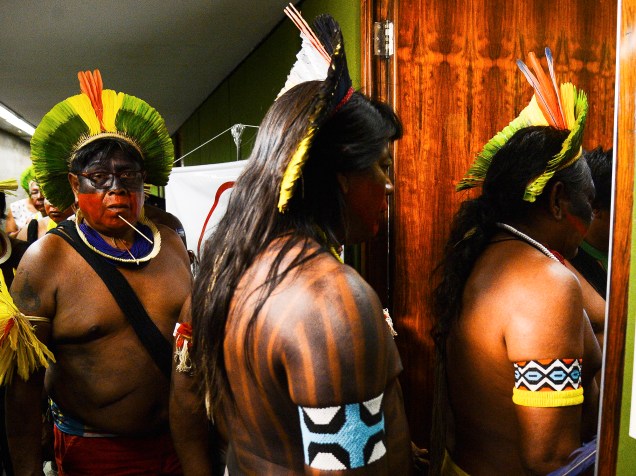 Índios circulam pelos corredores e gabinetes de lideranças da Câmara dos Deputados, em Brasília (DF), nesta terça-feira, para pedir a rejeição da PEC 215/00, que trata da demarcação das terras indígenas