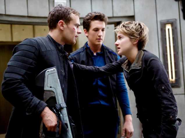 Os atores Theo James, Miles Teller e Shailene Woodley, em cena do filme Insurgente