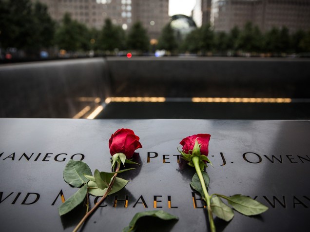 Rosas foram colocadas como homenagem às vítimas no local dos ataques do 11 de setembro