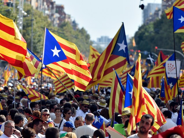 Milhares de pessoas celebraram o Dia Nacional da Catalunha, no centro de Barcelona. A região busca se tornar independente da Espanha