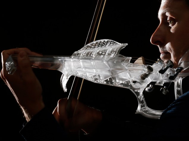 O artista francês Laurent Bernadac criou o violino 3Dvarius, funcional construído com a ajuda da impressão 3D. O design é totalmente futurista, mas a estrutura é inspirada nos famosos violinos Stradivarius