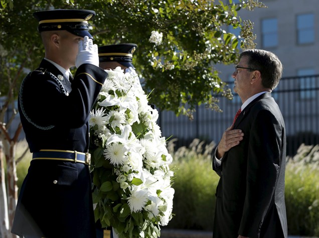 Ash Carter, Secretário de Defesa dos EUA, coloca flores no memorial do Pentágono