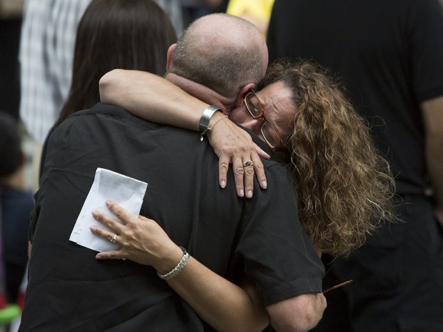 Pessoas se abraçam durante cerimônia do 11 de setembro