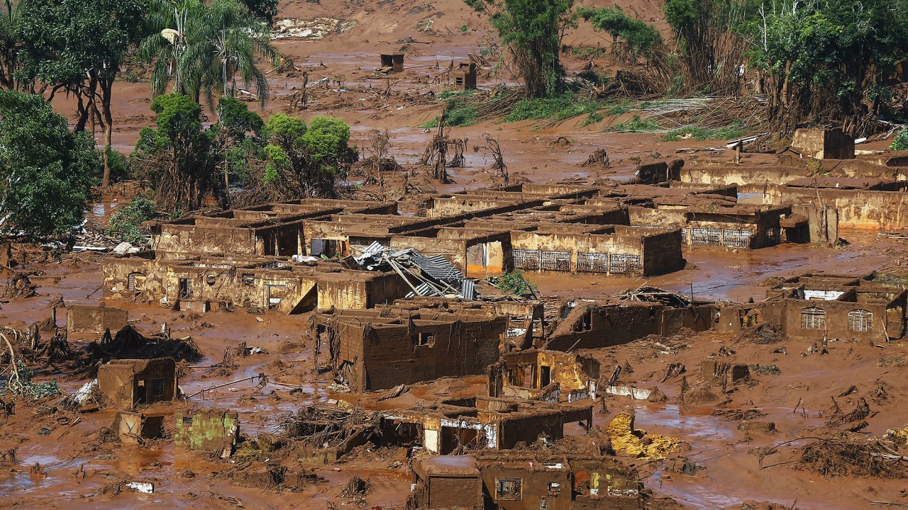 Vista de área atingida pela enxurrada de lama após rompimento de barragem de rejeitos da mineradora Samarco, em Bento Rodrigues, distrito de Mariana (MG)