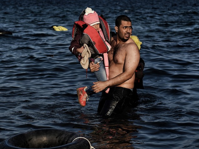 Refugiados e imigrantes chegam à ilha grega de Lesbos após sair da Turquia e cruzar o Mar Egeu. Dos 218 mil imigrantes e refugiados que saíram para o mar em outubro, 210 mil desembarcaram na Grécia, a maioria em Lesbos