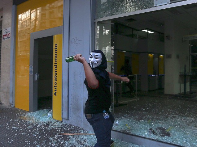 Confronto durante Protesto de integrantes do Movimento Passe Livre (MPL), em São Paulo (SP), nesta sexta-feira (08), contra o aumento do valor da tarifa do transporte público que passará de R$3,50 para R$3,80 a partir do próximo sábado (09)