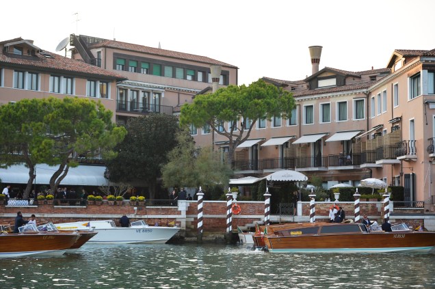 Hóspedes participam de um coquetel no hotel Cipriani, em Veneza, na Itália, onde o ator americano George Clooney e a noiva britânica, Amal Alamuddin, celebrarão casamento neste sábado