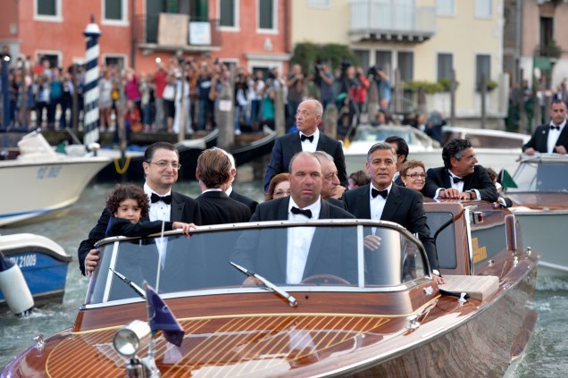 O ator americano George Clooney é visto em um barco-táxi próximo ao hotel onde celebrará o casamento com Amal Alamuddin, em Veneza, na Itália