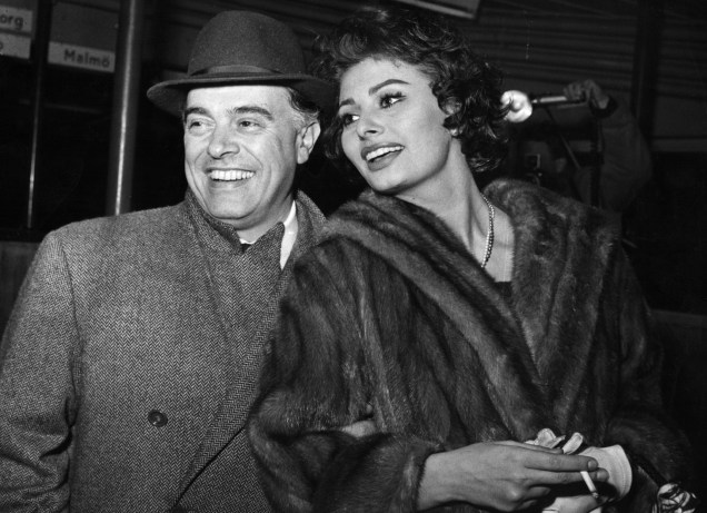 Carlo Ponti, diretor de cinema italiano, e sua esposa, Sophia Loren, chegam a Copenhague, Dinamarca -  23/01/1958