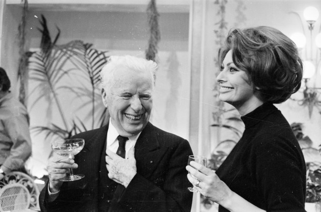 Charlie Chaplin com Sophia Loren em sua festa de aniversário, em 1966