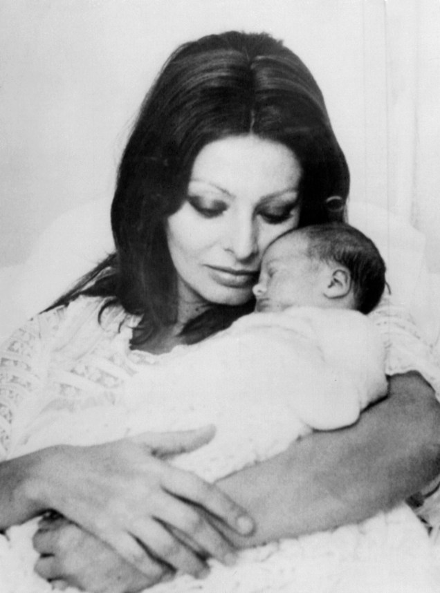 A atriz italiana Sophia Loren com o filho recém-nascido Edoardo Ponti, em uma clínica em Genebra, na Suíça, em janeiro de 1973