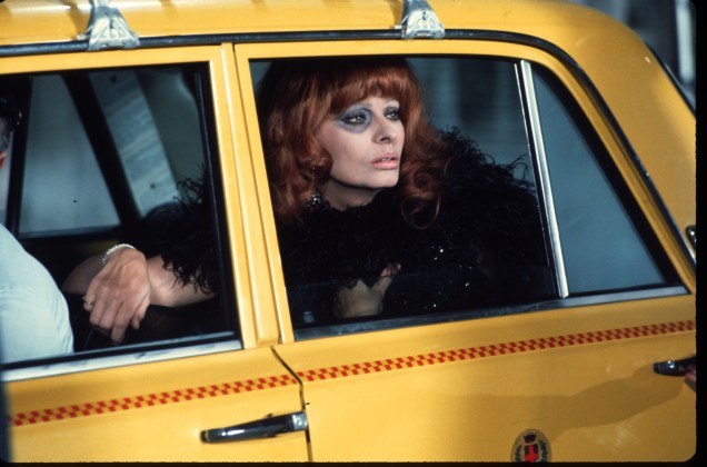Sophia Loren, no set de filmagens do filme A Garota do Gangster, de Giorgio Capitani, em 1974, na Itália