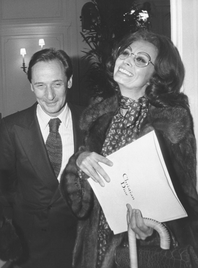 A atriz italiana Sophia Loren com Marc Bohan, estilista da grife Dior, em Paris, França - janeiro de 1978