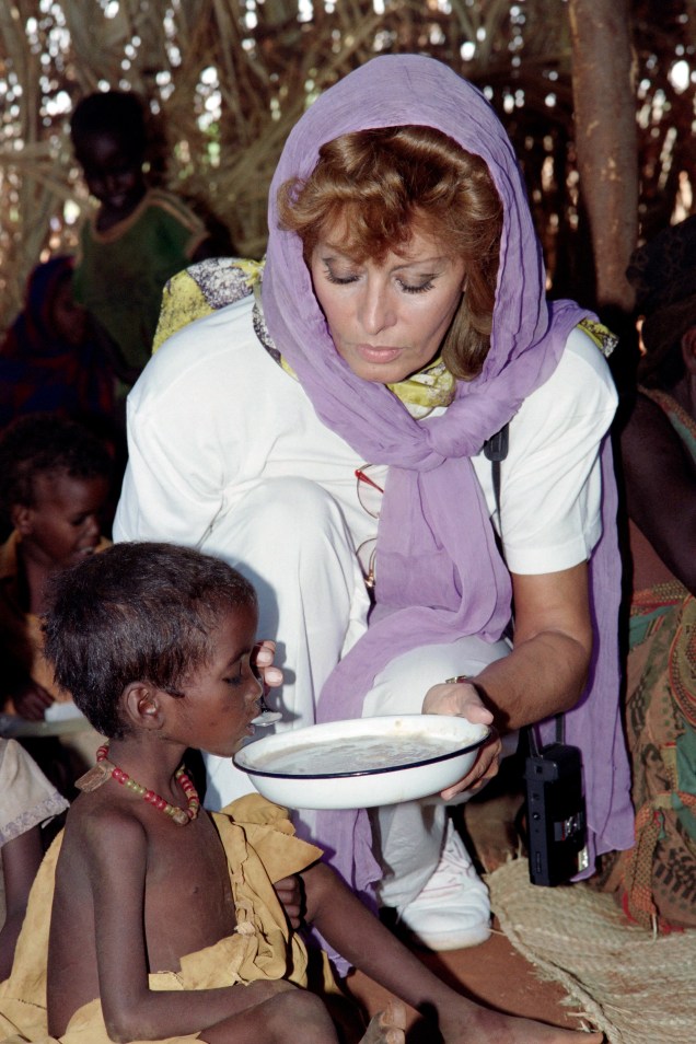 A atriz italiana Sophia Loren, em missão do Alto Comissariado das Nações Unidas para os Refugiados (ACNUR), em um centro de alimentação em Kamora Adon, na Somália Ocidental - 23/11/1992