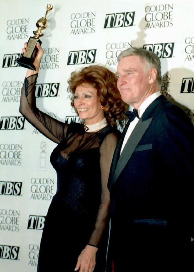 Sophia Loren rcebe o prêmio Globo de Ouro ao lado do amigo de longa data Charlton Heston, em Beverly Hills - janeiro de 1995