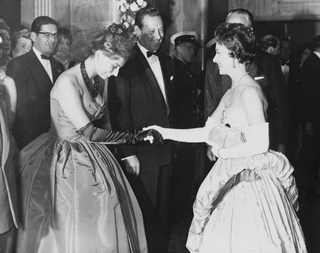 A princesa Margaret cumprimenta Sophia Loren durante a primeira exibição do filme The Key, no Palácio de Buckingham, em Londres - 29/05/1958