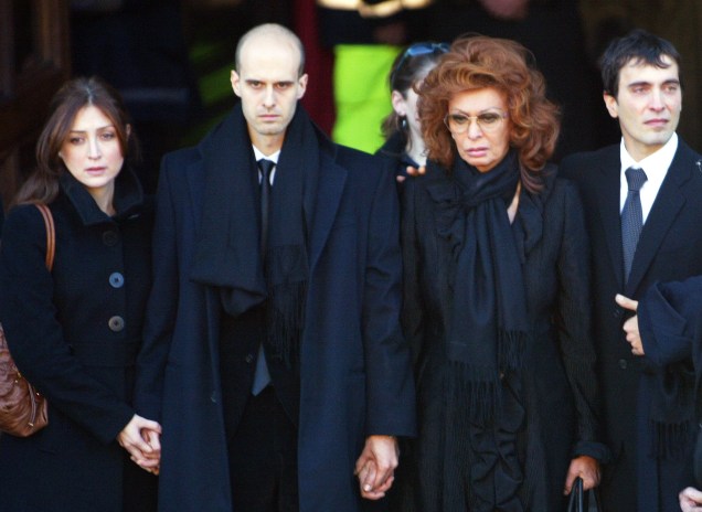 Sophia Loren, os filhos Edoardo e Carlo, junto da nora, no final do funeral de seu marido, o diretor italiano Carlo Ponti, na cidade de Magenta, Itália - janeiro de 2007 