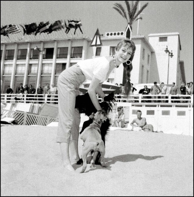 A atriz francesa Brigitte Bardot durante o festival de cinema de Cannes, na década de 1950