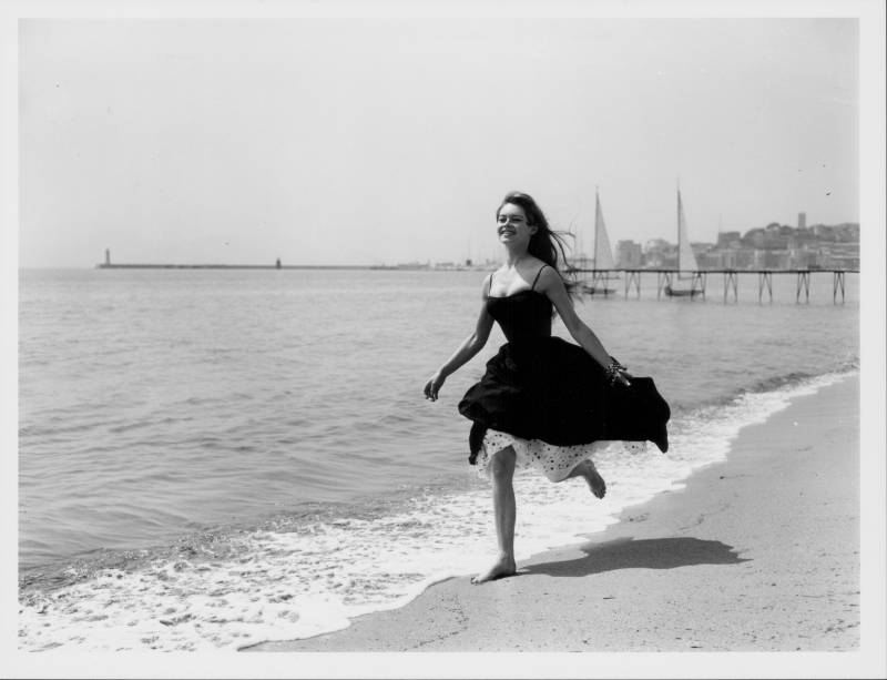 Atriz Brigitte Bardot é fotografada em uma praia francesa, em 1957