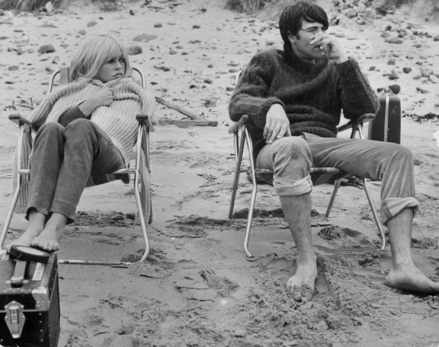 Brigitte Bardot e Laurent Terzieff são fotografados em uma praia na Escócia, durante as filmagens de Eu Sou o Amor, em 1966
