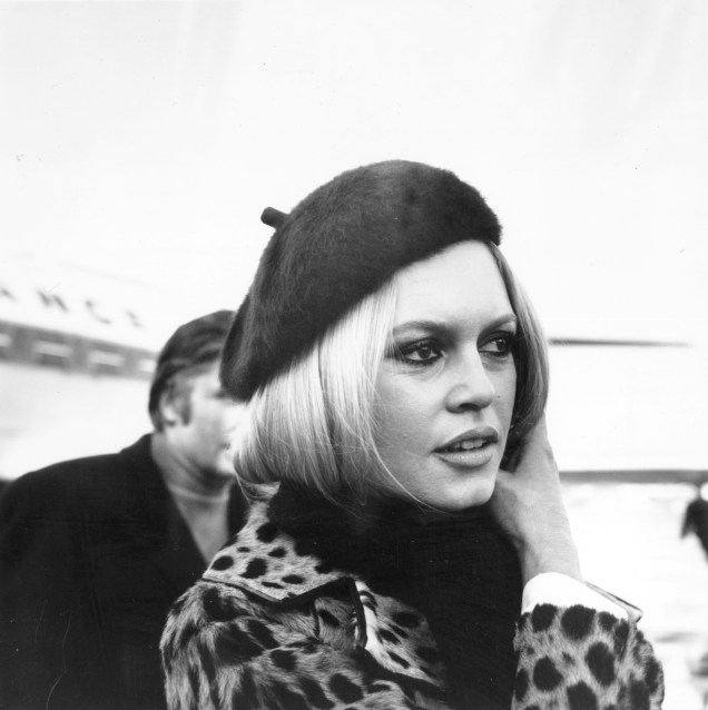 Brigitte Bardot chega no aeroporto de Heathrow, em Londres, em 1967