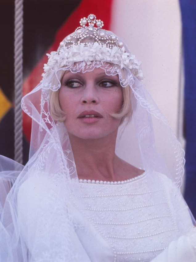A atriz francesa Brigitte Bardot usa um vestido de casamento durante as filmagens de Boulevard do Rum, longa de Robert Enrico de 1971