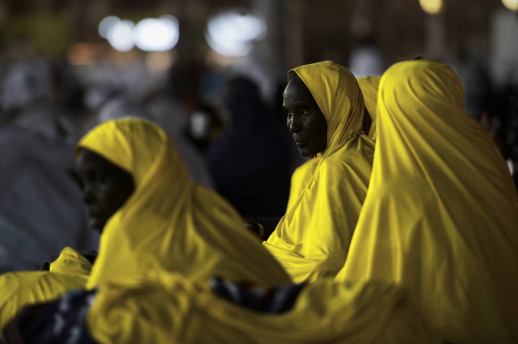 Mulheres muçulmanas vestidas com burcas chegam para uma oração na mesquita de Meca - a casa da Kaaba ou 'Casa de Deus', que os muçulmanos acreditam que foi construída por Abraão 4 mil anos atrás - durante a peregrinação anual Hajj, na Arábia Saudita