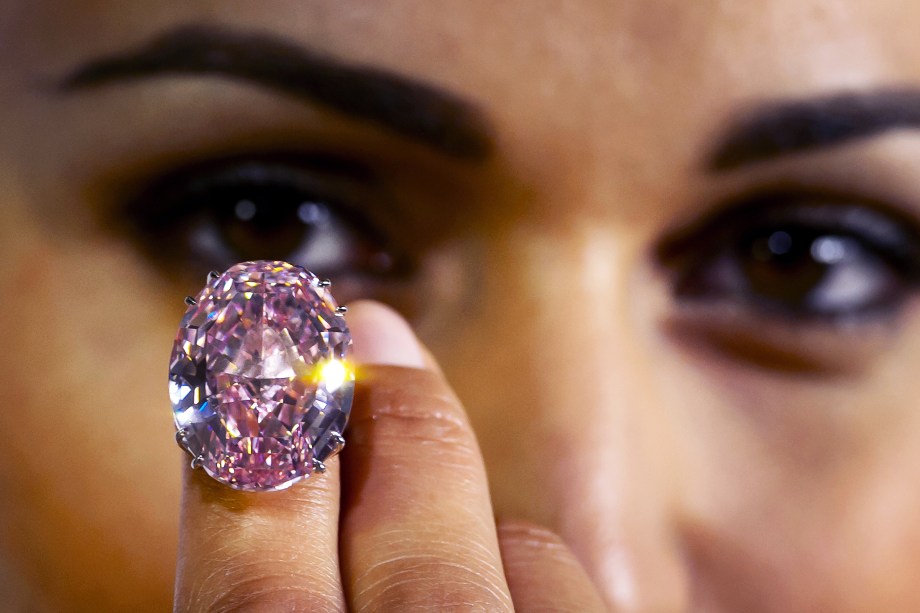 Diamante rosa de 59.6 quilates lançado a leilão em setembro de 2013 pela loja Sothebys em Geneva, Suíça