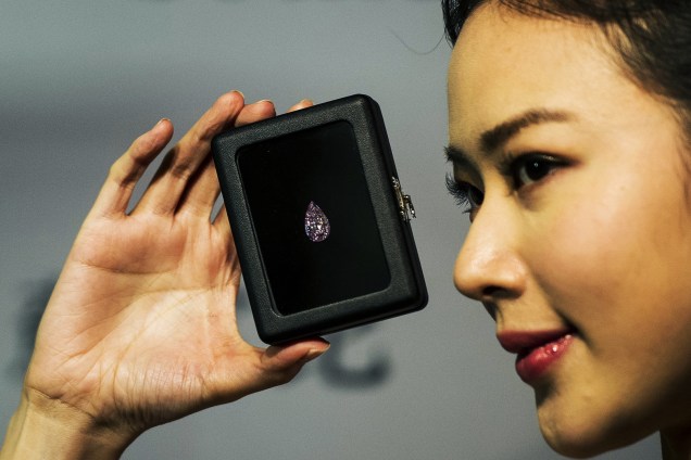 Modelo mostra diamante rosa de 8.41 quilates que está sendo leiloado pela galeria Sothebys em Honk Kong