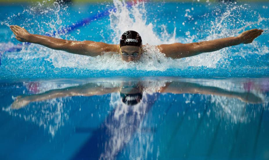 Mathys Goosen, da Holanda, na semifinal dos 100m borboleta de natação, durante os Jogos Olímpicos da Juventude 2014