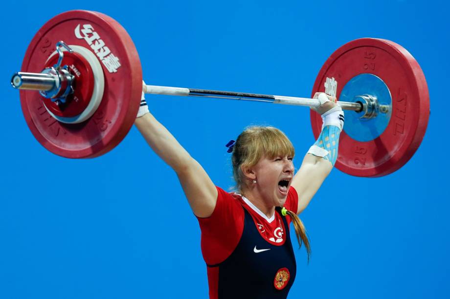 A atleta russa, Anastasiia Petrova, é fotografada durante competição feminina de peso, no terceiro dia dos Jogos Olímpicos da Juventude 2014, na China