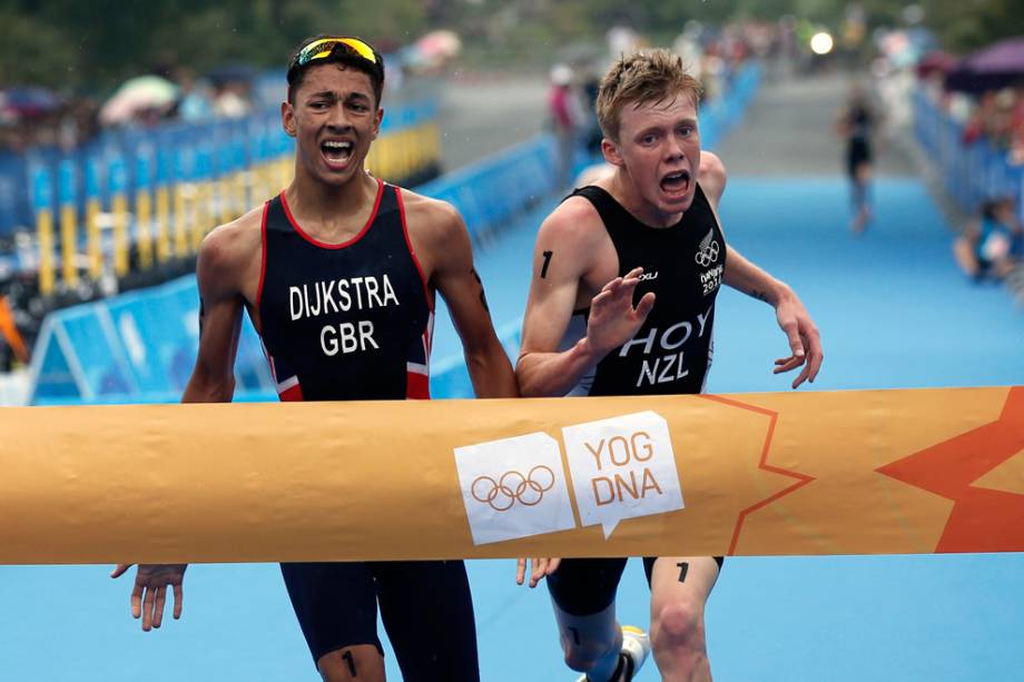 Ben Dijkstra, da Grã-Bretanha, vence Daniel Hoy, da Nova Zelândia, na final do triathlon, durante os Jogos Olímpicos da Juventude 2014