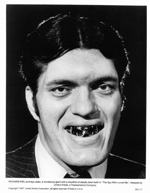 O ator americano Richard Kiel no papel do gigante Jaws, o assassino com dentes de aço do filme 007 - O Espião Que Me Amava, de 1977