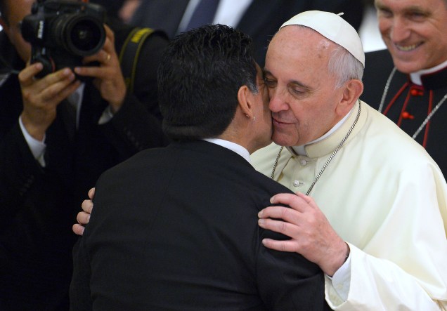 O ex-jogador argentino Diego Armando Maradona cumprimenta o papa Francisco durante uma reunião com os organizadores, jogadores e convidados do Jogo da Paz, no Vaticano
