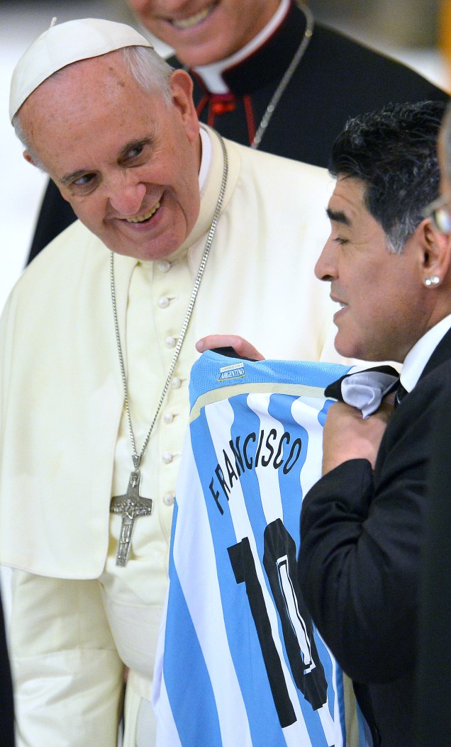 Papa Francisco recebe camisa da seleção argentina das mãos do ex-craque Diego Maradona em recepção no Vaticano, antes do Jogo da Paz