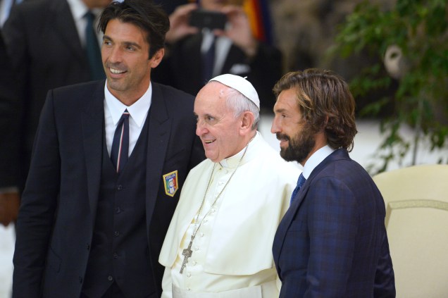 Os jogadores italianos Gianluigi Buffon e Andrea Pirlo com o papa Francisco durante recepção aos organizadores, atletas e convidados do Jogo da Paz, no Vaticano