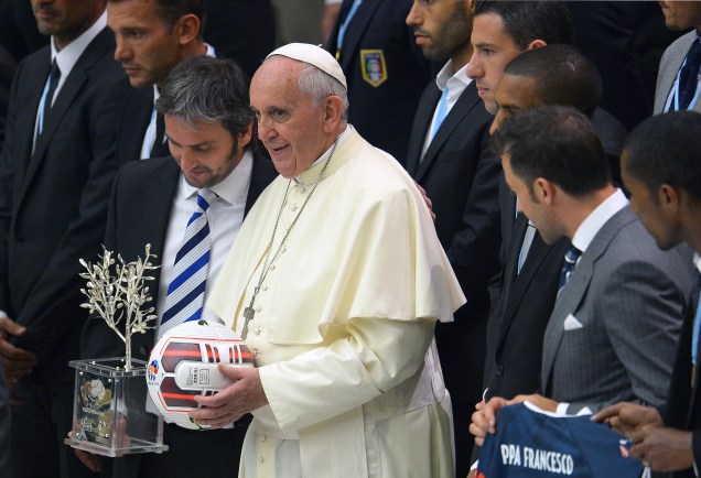 Papa Francisco recebe uma bola de futebol da seleção argentina durante recepção aos organizadores, atletas e convidados do Jogo da Paz, no Vaticano