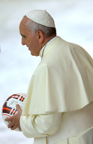 Papa Francisco recebe uma bola de futebol da seleção argentina durante recepção aos organizadores, atletas e convidados do Jogo da Paz, no Vaticano