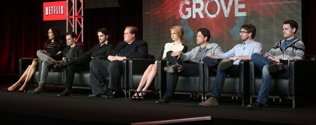 Parte do elenco da série Hemlock Grove, do Netflix, é fotografada durante uma sessão de divulgação, na Califórina