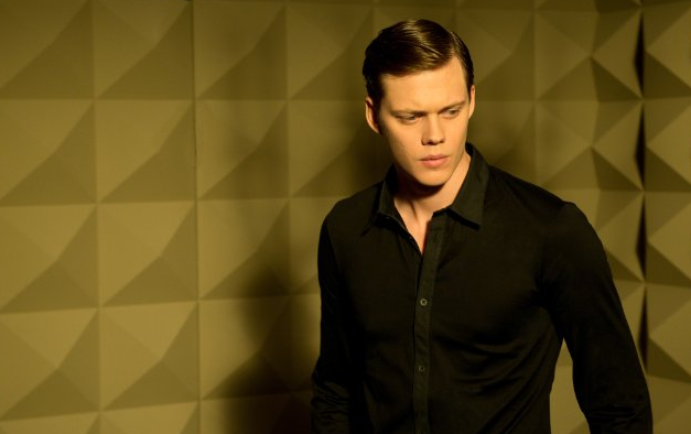 Roman Godfrey, personagem interpretado pelo ator sueco, Bill Skarsgård, durante cena da série Hemlock Grove, do Netflix