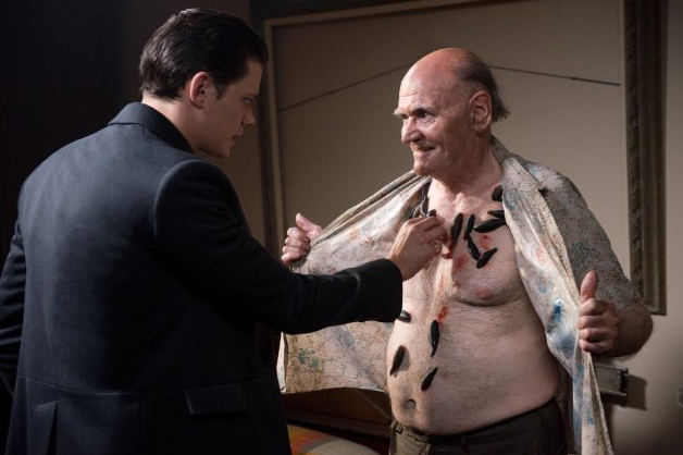 Roman Godfrey, personagem interpretado pelo ator sueco, Bill Skarsgård, durante cena da série Hemlock Grove, do Netflix