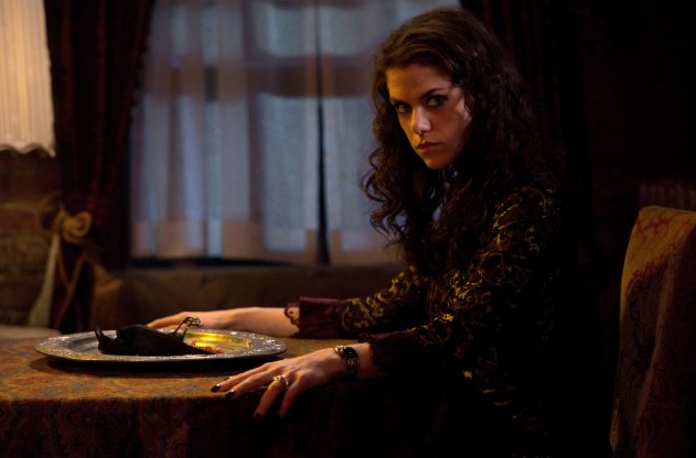 A personagem Destiny Rumancek, interpretada pela atriz Kaniehtiio Horn, em cena da série Hemlock Grove, do Netflix