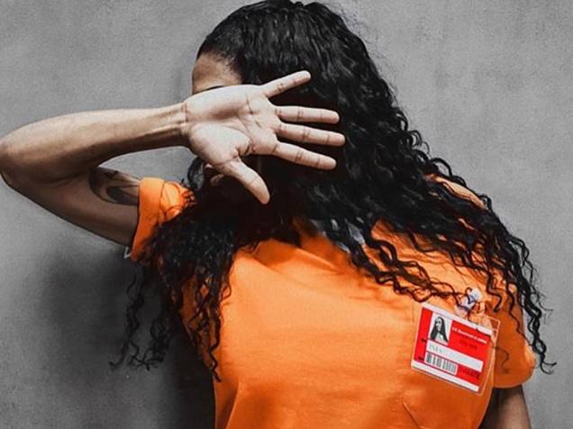 A aspirante a ex-BBB Inês Brasil em paródia da série Orange Is the New Black, da Netflix
