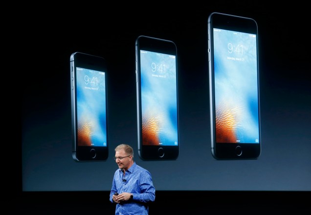 Vice-presidente da Apple, Greg Joswiak, introduz o novo iPhone SE, na sede da empresa em Cupertino, California, nesta segunda-feira (21)
