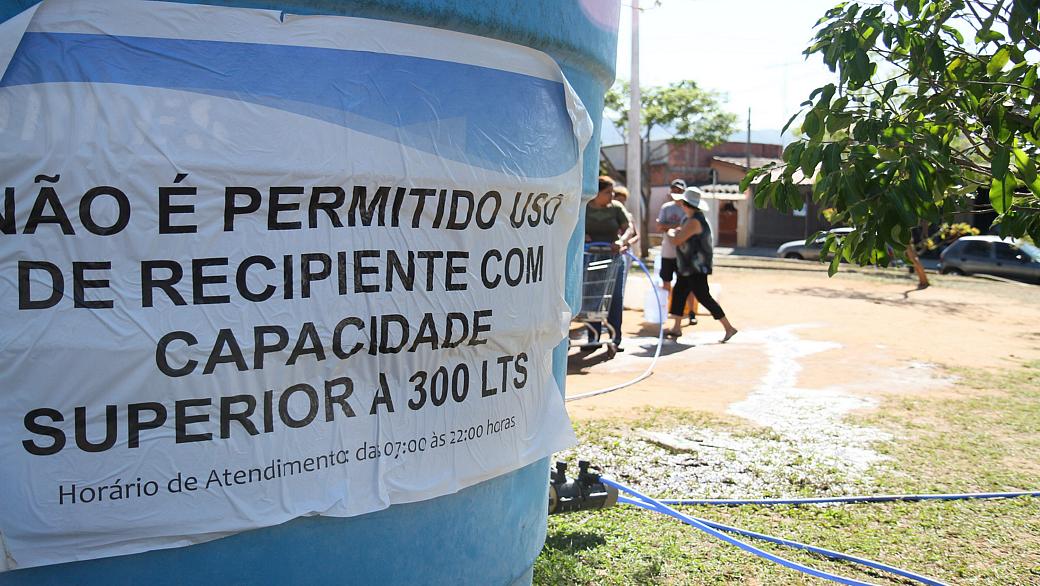Moradores do bairro Aeroporto, na cidade de Itu, interior de São Paulo, abastecem galões com água na Praça 14 de Bis